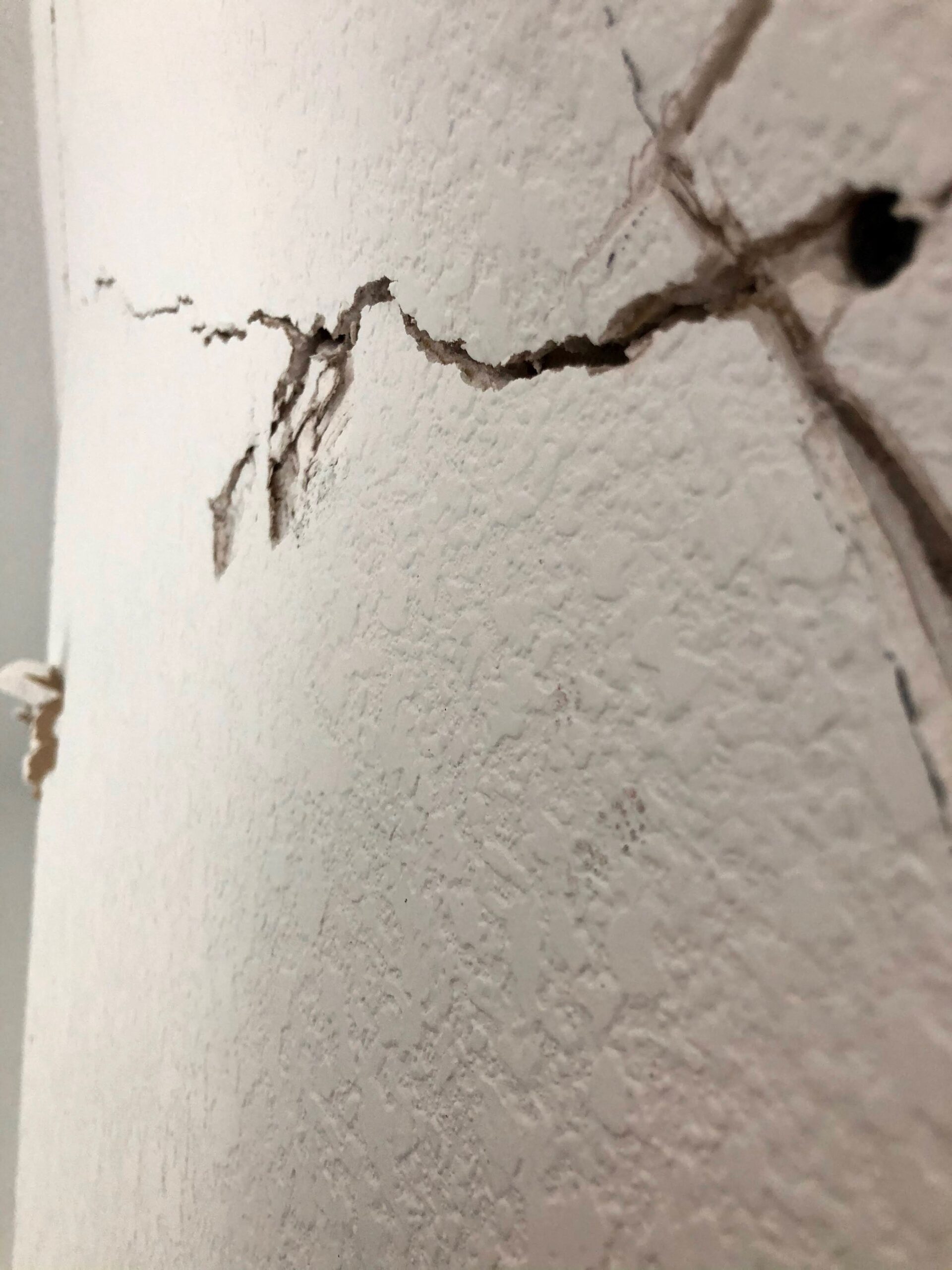 Drywall crack ceiling repair